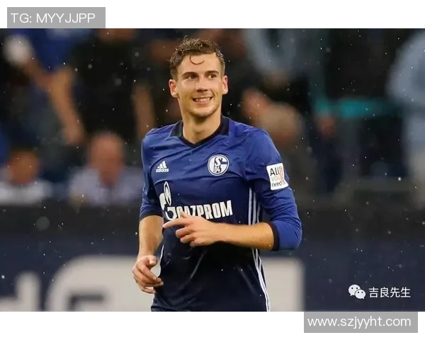 足球明星独特手势与时尚礼服完美结合的精彩瞬间展示